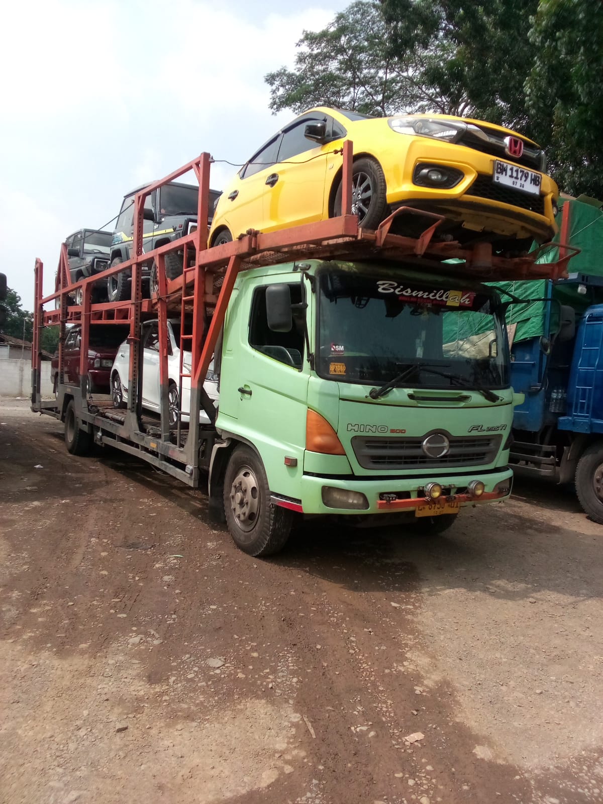 Armada car carrier Vaneva Logistic yang mengangkut berbagai jenis mobil