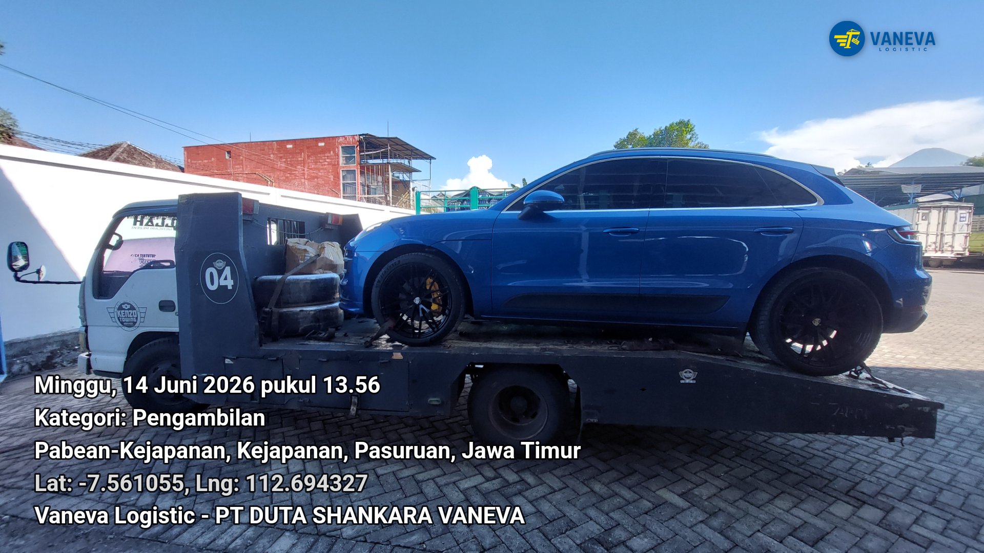 Petugas Vaneva Logistic melakukan pengecekan kondisi mobil sebelum pengiriman